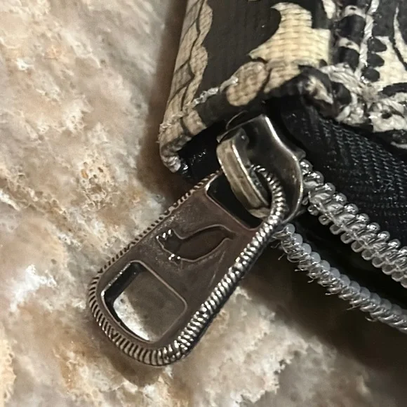 Sakroots Cross Body / wristlet Wallet artsy black cream doodle smartphone pocket - Picture 13 of 17